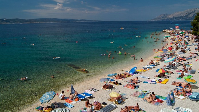 Turisté v Chorvatsku zaparkovali na pláži a šli plavat. Byla to osudová chyba