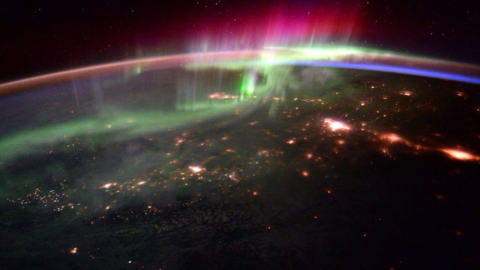 Fotky nádherné polární záře, astronauté posílají pozdrav z ISS
