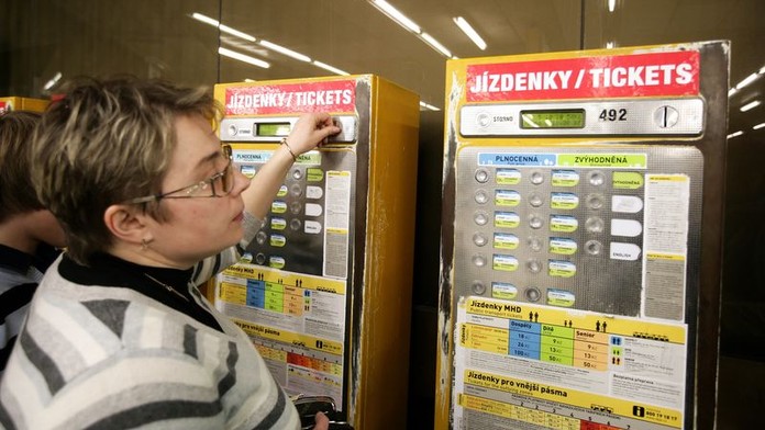 KONEČNĚ! Poslanci a senátoři zaplatí za MHD!