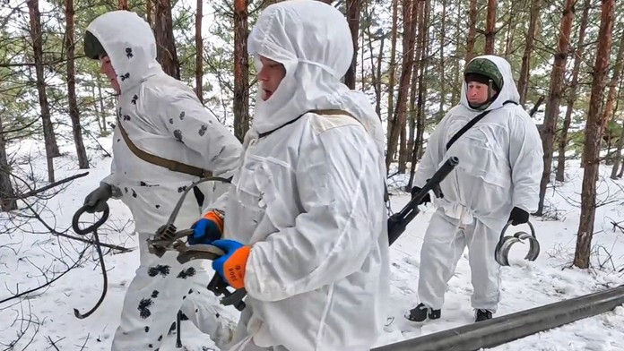 Ruští vojáci mají nové maskování. Funguje prý jako plášť z Harryho Pottera