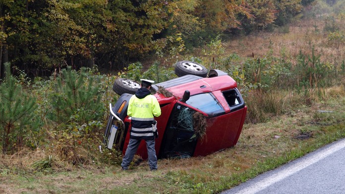 Auto na střeše. Mrtvá spolujezdkyně, řidič bojuje o život