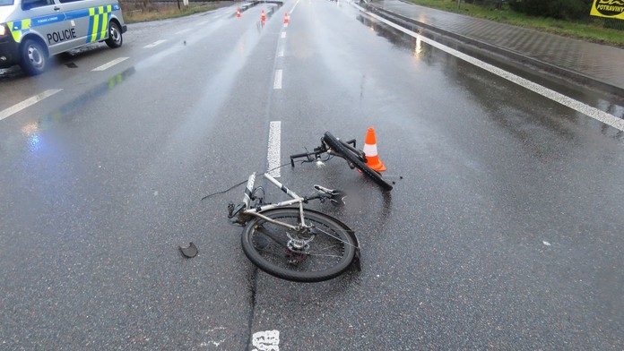 Osobní auto srazilo cyklistu, jeho kolo se po nárazu rozpůlilo!