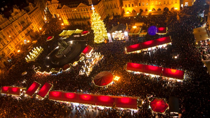 Vánoční strom rozzářil Staroměstské náměstí