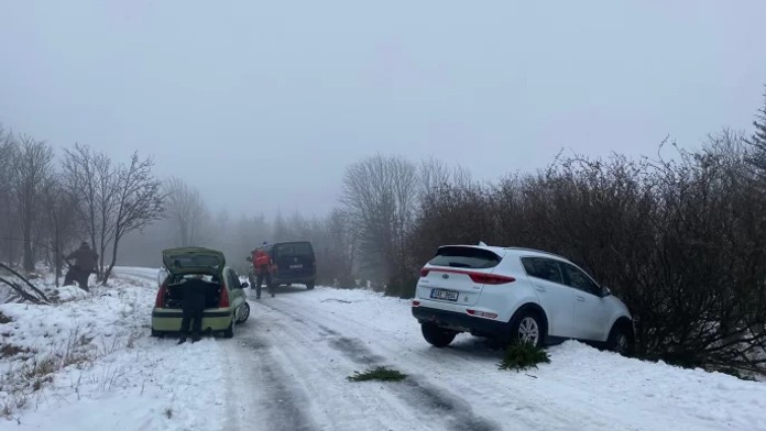 Pět aut uvízlo na namrzlé silnici. Vysvobodila je až Horská služba