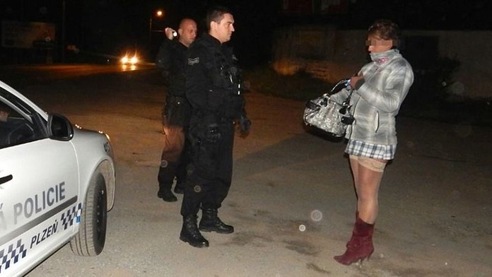 Plzeňští strážníci kontrolovali lehkou děvu, ta na ně vytáhla penis