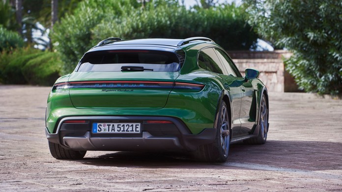 Brutální krádež. Zloději kvůli světlům doslova rozpárali luxusní porsche