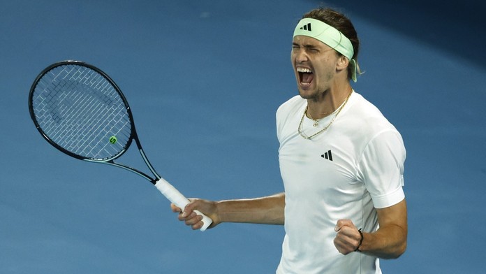 Alexander Zverev slaví výhru proti Carlosi Alcarazovi na Australian Open 2024