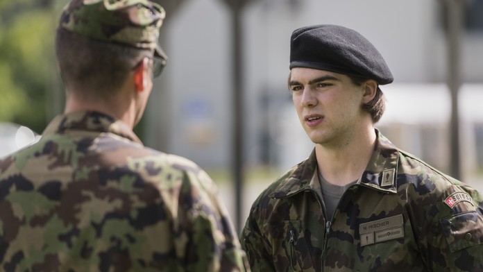 Místo hokeje do armády! Jednička draftu absolvovala vojenský výcvik