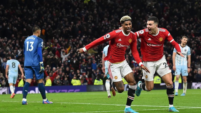 Manchester City překvapivě ztratil s outsiderem, Rashford spasil United