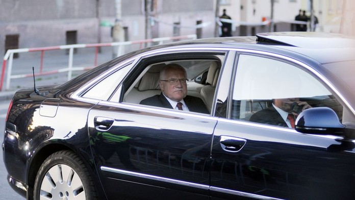 Poslanci utahují opasky Sněmovně i Senátu. Šetřit má i Klaus
