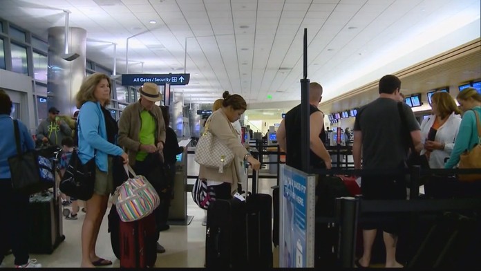 Další trik migrantů! S falešnými doklady se míchají mezi turisty