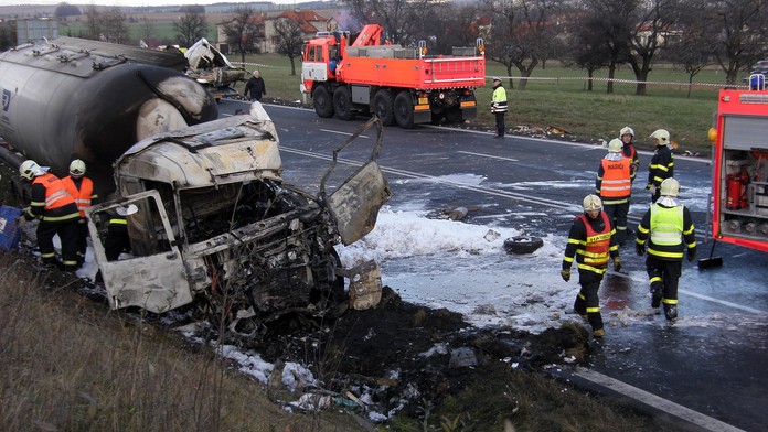 Na Slovensku shořel český kamion plný benzínu