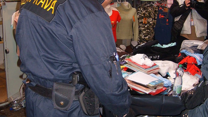 Vietnamci PADĚLALI OBLEČENÍ ve SKLEPNÍ DÍLNĚ! Celníci našli FALEŠNÝ textil za 6 MILIONŮ!