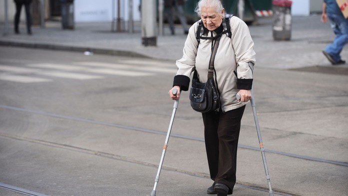 Stařenka si chtěla v noci odskočit. Spletla si dveře a bloudila městem