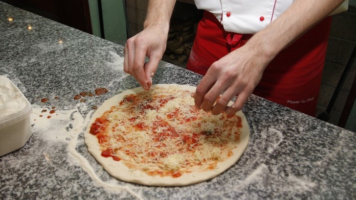 Nejdražší pizza na světě: "v ceně" policejní razie
