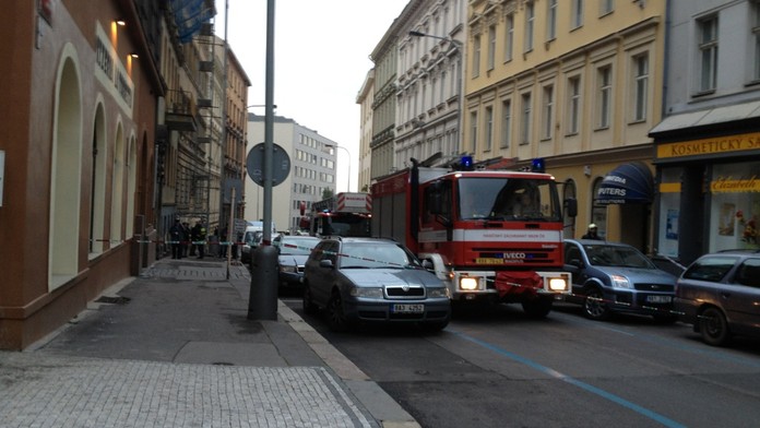 Na Vinohradech se zřítilo schodiště domu. Zabilo dělníka