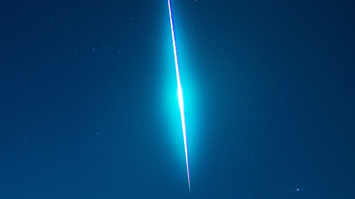Turky vyděsil jasný zelený záblesk na obloze. Spekulují o troskách rakety