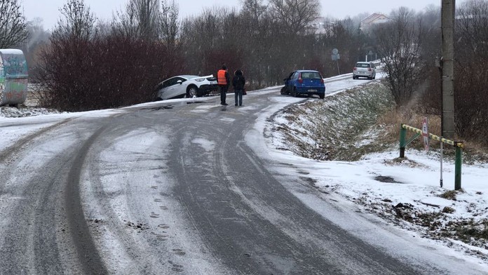 V Česku udeřila opět ledovka, řidiči bourali na několika místech!