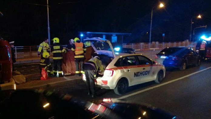 Tramvaj srazila na zastávce v Praze ženu! Po vyproštění zemřela