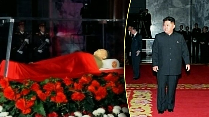 Nový diktátor? Kim Čong-Un se poklonil zesnulému otci