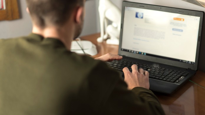 Vychytralý podvodník obral firmu o tři čtvrtě milionu. Vydával se za šéfa