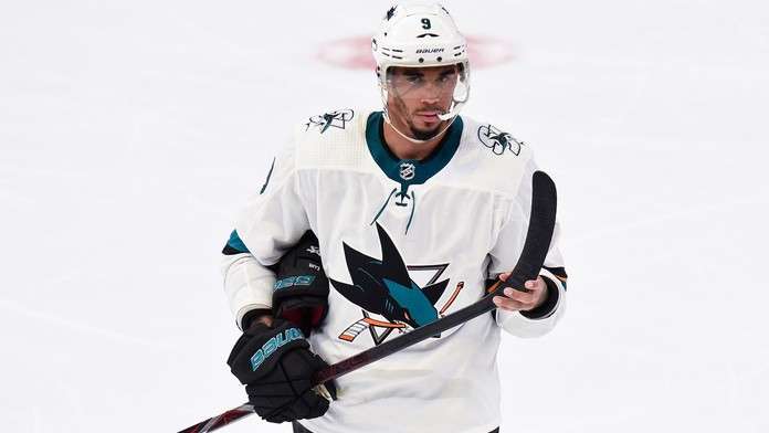 Gambler Kane má klid. NHL nenašla důkazy, že by sázel na vlastní zápasy