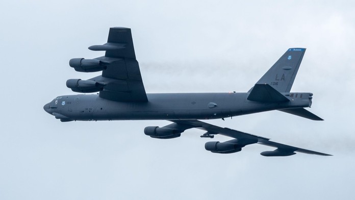 Letadlo se na letišti v USA málem srazilo s bombardérem. Pilot rychle měnil kurz
