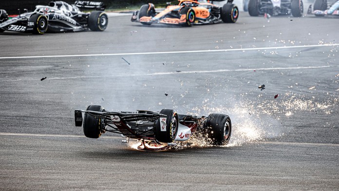 Velkou cenu přerušila hromadná nehoda. Pro první vítězství v F1 si dojel Sainz