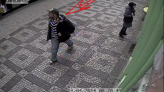 Dívky v centru Prahy POZOR! Metropolí brouzdá OSAHÁVAČ!
