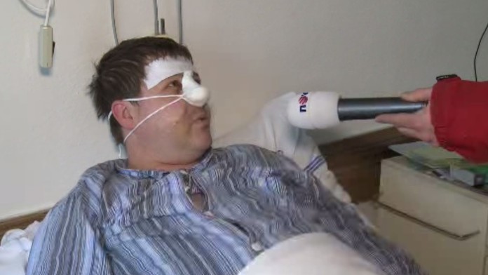 Násilník vyházel muži z okna nábytek i televizi! Pak ho zmlátil dřevěnou tyčí!