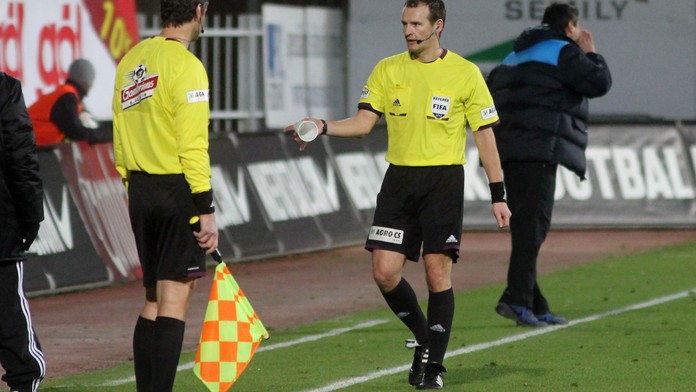 Trapas v Olomouci! Zraněného sudího zastoupil divák