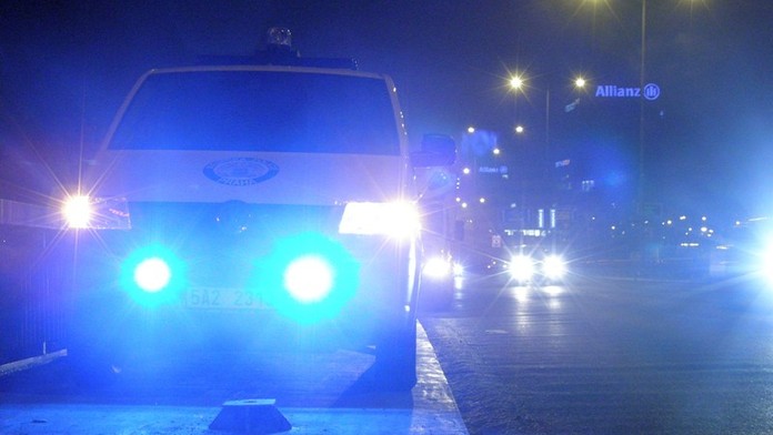Křičel na policisty a rozmlátil jim přední sklo! Chtěl pomoct kamarádovi