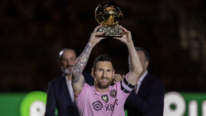 Lionel Messi v dresu Interu Miami se Zlatým míčem