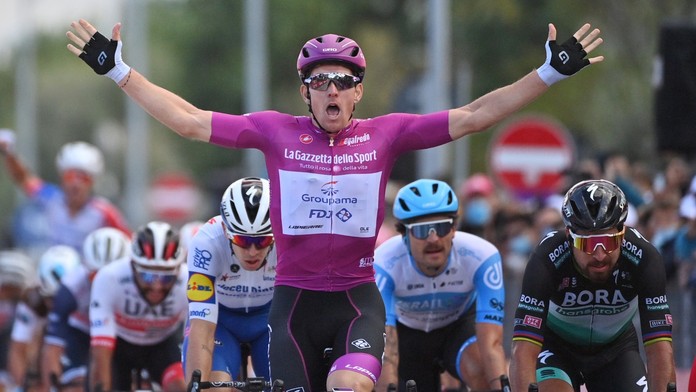 Démare na Giru vyhrál už počtvrté! Sagan ho v Rimini naháněl marně