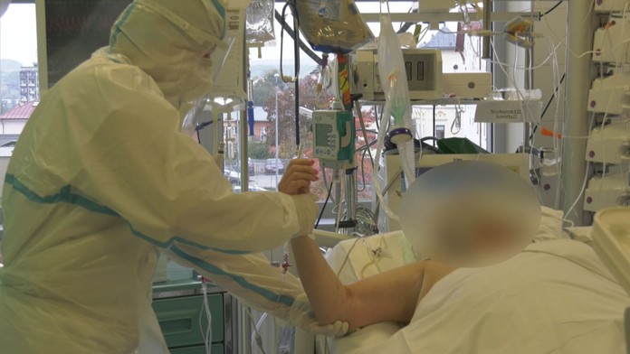 Jak se liší třetí vlna od první? Větší problém pro mladé a ženy!