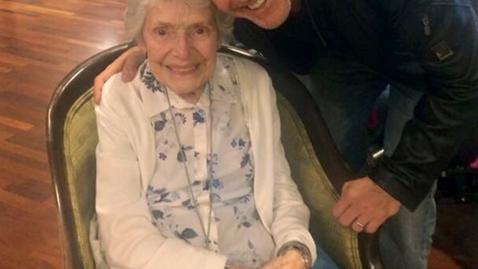 To je frajer! Fanynka (87) slavila, George Clooney jí přišel popřát!