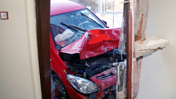 Policisté jen zírali. Řidička prolétla až do jejich recepce.
