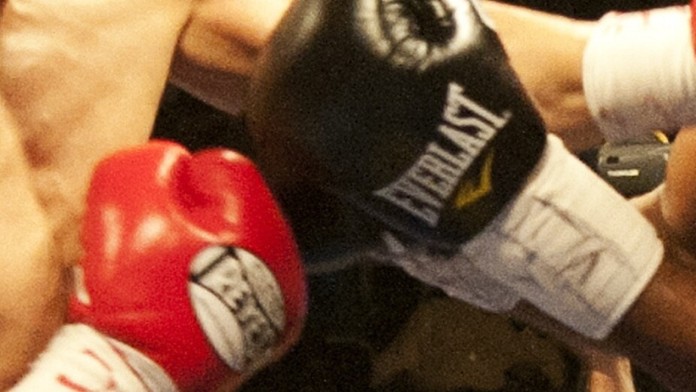 Muž sliboval olympionikovi boxerský duel, jeho manažera obral o 1,5 milionu