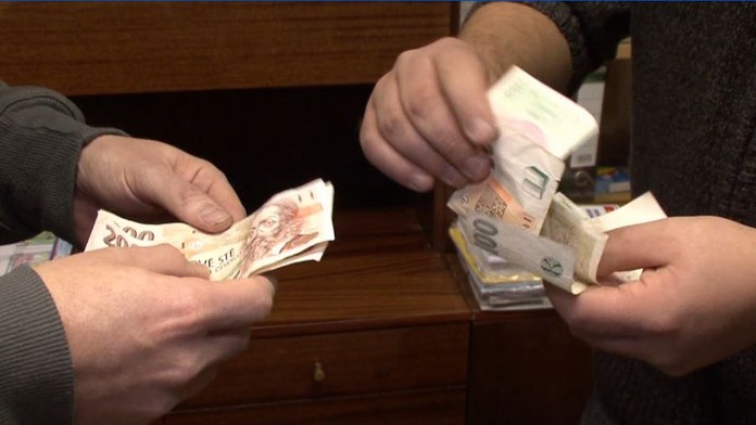 Mladík balamutil seniory, obral je o peníze i šperky! Už ho mají