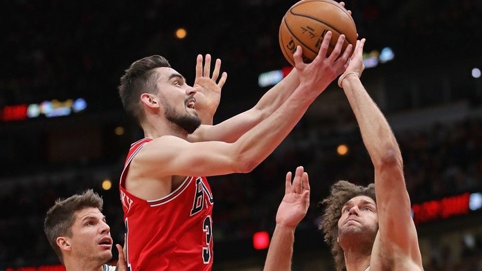 Chicago s nejlepším týmem NBA padlo i potřetí, Saty dal 10 bodů