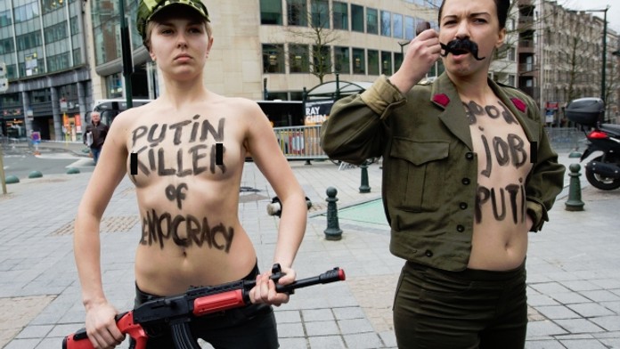 Putin je vrah, křičely polonahé holky z organizace FEMEN