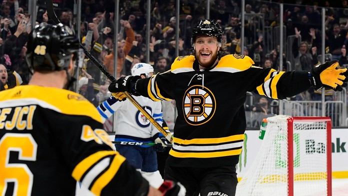 Pastrňák má další hattrick! Slavil i gólman Rinne, trefil se přes celé hřiště