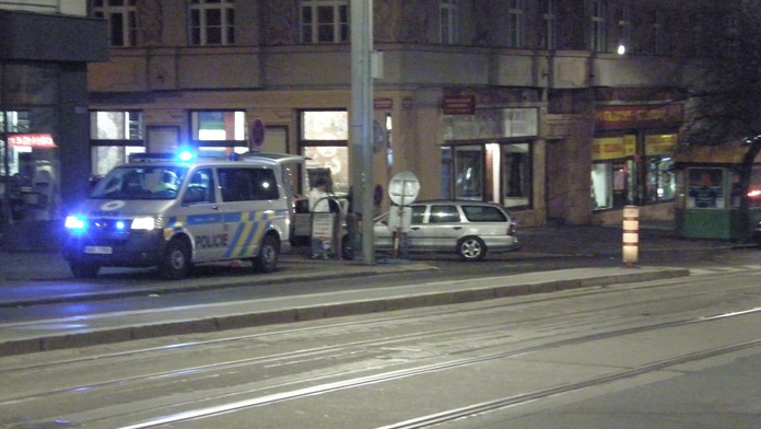 Na kolečkových bruslích předjížděl auto. Skončil v nemocnici