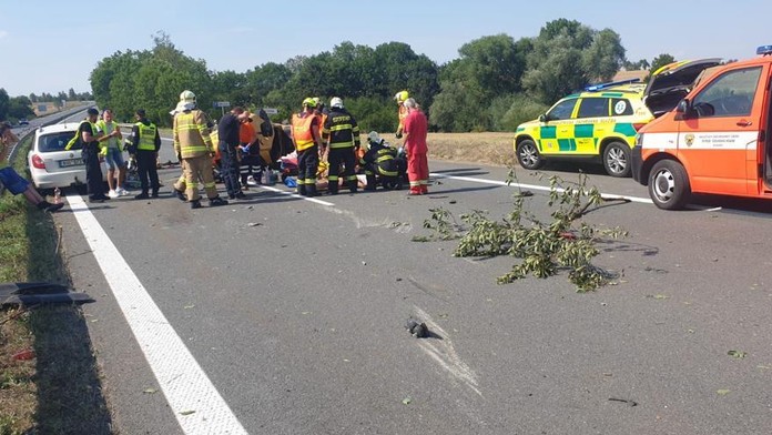 D7 ucpala u Prahy vážná nehoda, zranilo se pět lidí včetně ročního dítěte