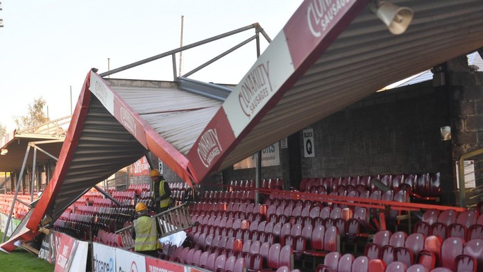 Hurikán vzal fotbalovému stadionu střechu! Hrála tam i Slavia