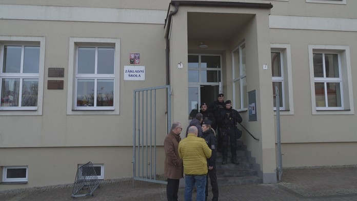 Policie u základní školy 
