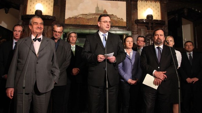 VLÁDA POKRAČUJE: Lídři ODS, TOP 09 a VV podelsaly dodatek koaliční smlouvy!