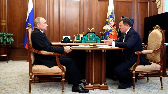Putin je na tom čím dál hůř. Nové záběry ukazují, jak zápolí s bolestmi