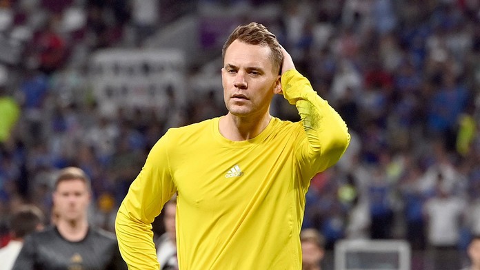 Neuer si volno moc dlouho neužil. Zlomil si nohu a má po sezoně