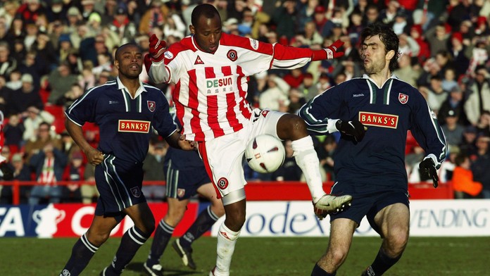 Fotbalista Ndlovu (39) bojuje o život. Při autonehodě zahynul jeho bratr.